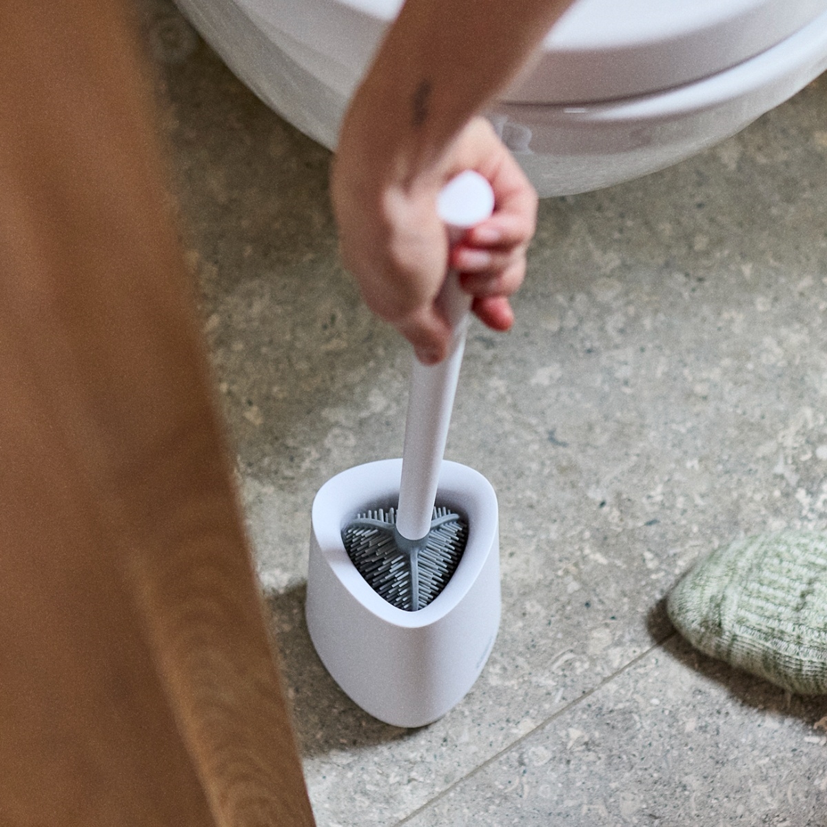 Joseph Joseph Flex 360 LITE Toiletbørste - Mat Hvid