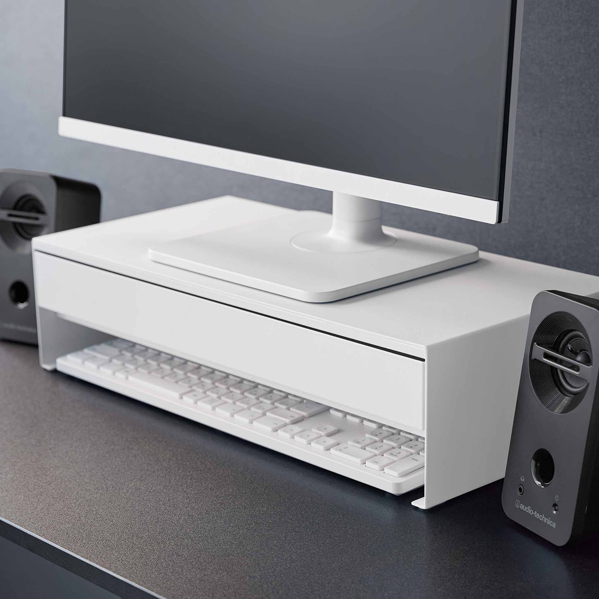 Yamazaki Monitor Stand med skuffe. HVID