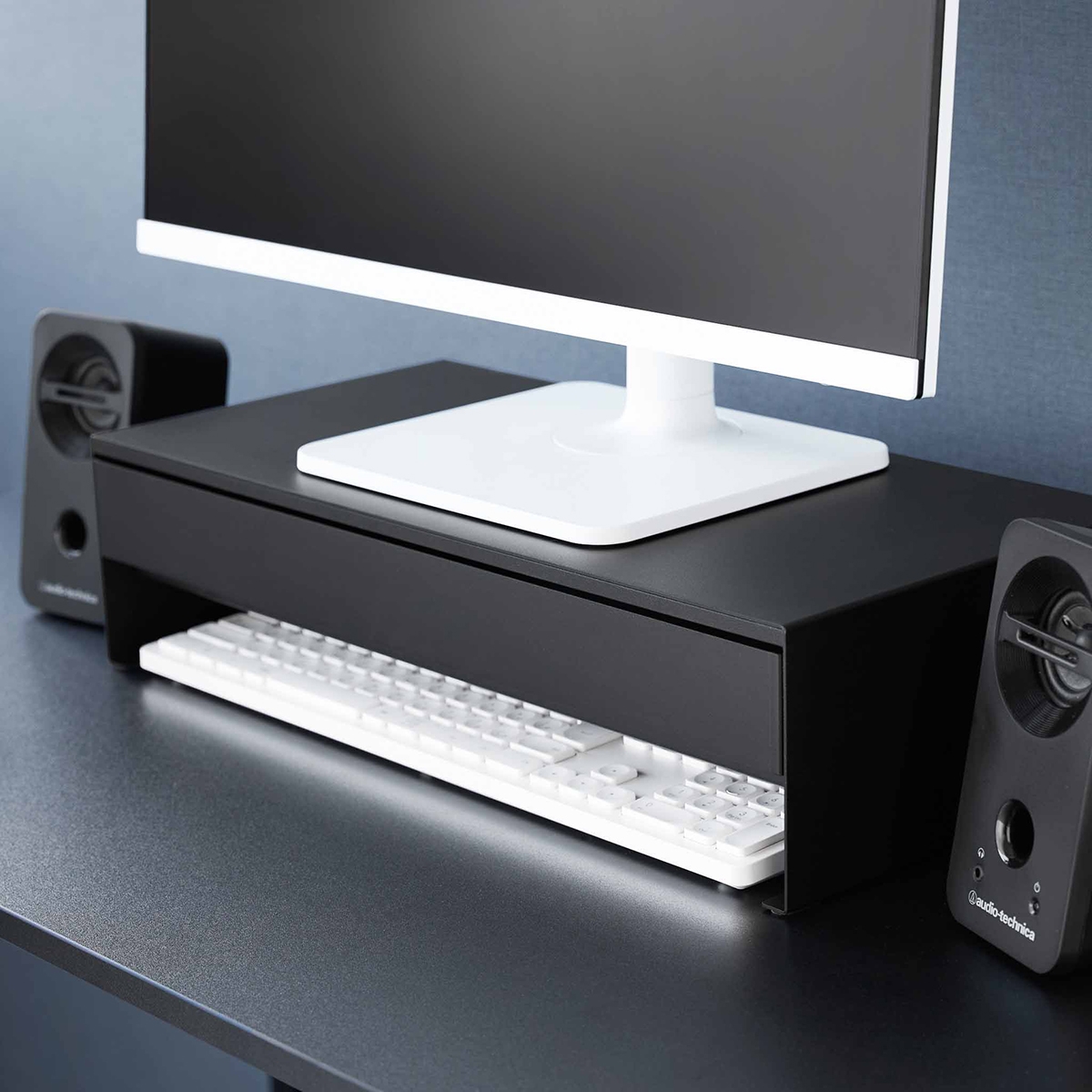 Yamazaki Monitor Stand med skuffe. SORT